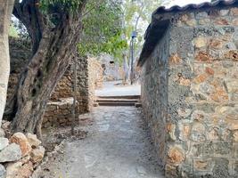 stretto strada nel vecchio cittadina con piccolo vecchio case nel turistico caldo orientale tropicale nazione foto