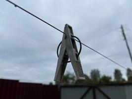 colorato mollette su un' clothesline contro il cielo e erba foto