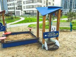 sandbox per bambini su il terreno di gioco. all'aperto Giochi. il costruzione di castelli e case di bambini a partire dal sabbia e improvvisato materiali. sviluppo di bene il motore abilità nel il aria foto