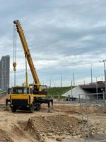 costruzione luogo. piccolo cemento fabbrica, camion gru e altro ingegneria il motore veicolo foto