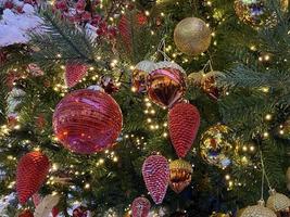 decorato Natale albero su luci sfondo foto