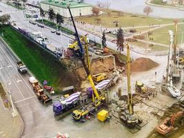 costruzione di un cavalcavia nel il città centro durante il pioggia. costruzione di un' nuovo ponte per veicoli e pedone traffico foto