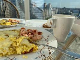 prima colazione di uova frittata con salsicce su un' bellissimo piatto foto