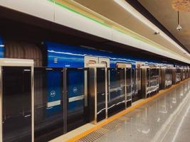 nuovo blu moderno metropolitana treno alto velocità veloce sicuro nel il grande città su il in attesa piattaforma a il metropolitana stazione a il treno stazione foto
