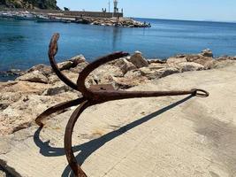 arrugginito ancora prospettiva su il spiaggia con naturale ambiente come sfondo foto