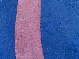 blu e viola struttura di il morbido gomma da cancellare superficie di il sicuro copertina di il gli sport terreno di gioco per allenarsi fatto di premuto bene gomma. il sfondo. struttura foto