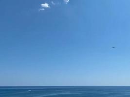 un' bellissimo blu cielo con nuvole e blu oceano foto