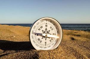 bussola su il terra di il oceano foto