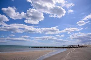 blu cielo al di sopra di oceano foto