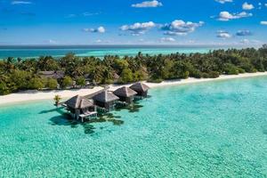 Maldive Paradiso isola. tropicale aereo paesaggio, paesaggio marino turchese acqua bungalow ville con sorprendente mare laguna spiaggia. esotico turismo destinazione, estate vacanza sfondo. aereo viaggio foto