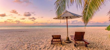 sorprendente spiaggia. sedie su il sabbioso spiaggia mare. lusso estate vacanza e vacanza ricorrere Hotel per turismo. ispirazione tropicale paesaggio. tranquillo scenario, rilassare spiaggia, bellissimo paesaggio design foto