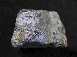 crudo Bornite pietra su buio foto