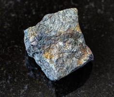 ruvido Bornite con calcopirite roccia su nero foto