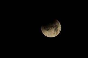 Luna avvicinamento su buio sfondo foto