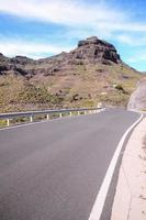 strada tra il colline foto