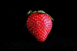 fragola su sfondo nero foto