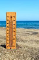 termometro su il sabbia spiaggia foto