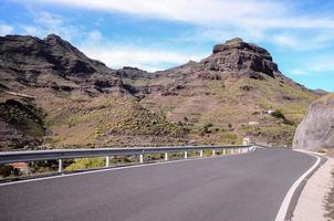 strada tra il colline foto