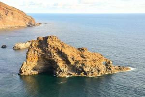 il bellissimo nero sabbia spiaggia di bujaren a partire dal sopra nel il nord di la palma, canarino isole Spagna foto