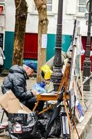 non identificato artista su il strada nel Parigi, Francia, circa ottobre 2022 foto