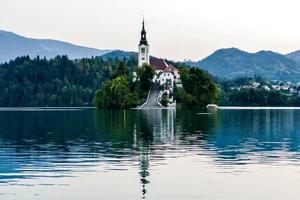 sanguinato lago Chiesa foto