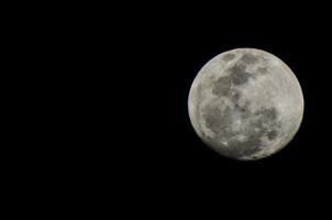 Luna avvicinamento su buio sfondo foto