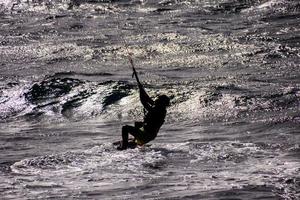 persona fare surf Visualizza foto