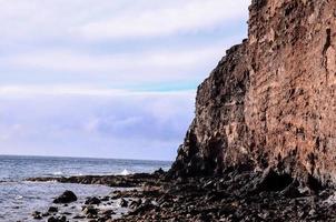 roccioso litorale nel estate foto