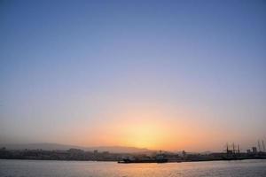 tramonto al di sopra di il oceano su il canarino isole foto