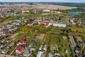 aereo panoramico Visualizza a partire dal grande altezza di provinciale cittadina con un' privato settore e grattacielo urbano appartamento edifici foto