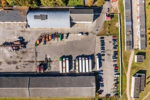 aereo Visualizza su grande Aperto aria parcheggio lotto per macchine per residenti di la zona foto