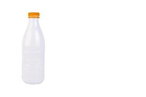 bianca plastica bottiglia per latte con berretto, bianca isolato sfondo. copia spazio. foto