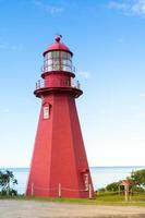 la madre, canada-agosto 9,2015-vista di il phare de la martre, uno di di gaspesie molti iconico fari durante un' soleggiato giorno foto