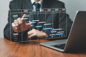 progetto manager analista Lavorando con computer nel gestione sistema per progresso pianificazione e rendere rapporto con kpi grafico programmazione diagram.corporate strategia per finanza, i saldi, marketing. foto