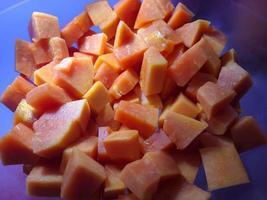 papaia frutta tagliare in piccolo pezzi foto