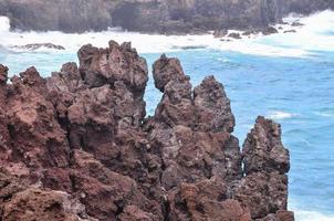 roccioso litorale nel estate foto