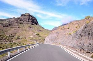 strada tra il colline foto