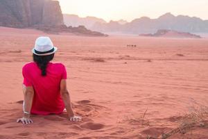 contento persone i viaggiatori felicissimo per turismo vacanza vacanza. donna In piedi su dune sabbia disteso braccia indietro Visualizza nel all'aperto natura intorno a. concetto di viaggio assolo femmina foto