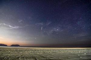 stellato cielo al di sopra di spiaggia foto