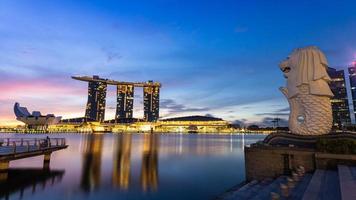 marina baia , Singapore - ottobre 15, 2022 merlion e marina baia sabbie con crepuscolo tempo nel il mattina . iconico edificio in giro marina baia . foto