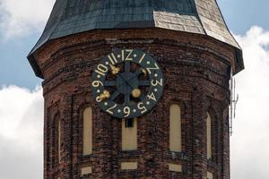 torre dell'orologio della cattedrale di konigsberg. monumento in stile gotico in mattoni a kaliningrad, russia. Emanuele Kant isola. foto