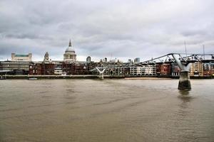 una vista del fiume Tamigi a Londra foto