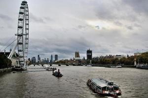 una vista del fiume Tamigi a Londra foto