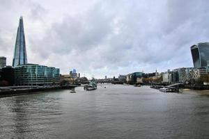 una vista del fiume Tamigi a Londra foto