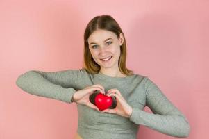 avvicinamento studio ritratto di giovane femmina Tenere cuore.st San Valentino giorno concetto.selettivo messa a fuoco foto