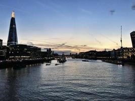 un' Visualizza di il fiume Tamigi a notte foto