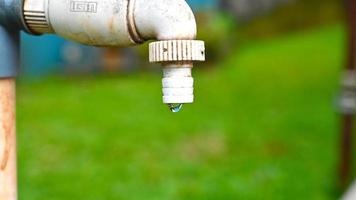 rubinetto acqua sfocatura sfondo Selezionare su acqua far cadere foto