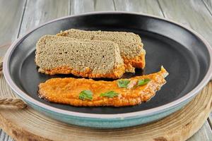 melanzana terrina con pomodoro salsa e prezzemolo foto