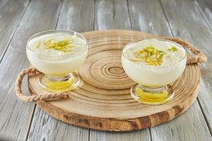 Limone mousse, bello francese ricetta dolce su di legno sfondo foto