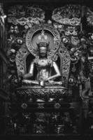 Monastero di Namdroling, India, 2020 - Scala di grigi di una statua di un dio indù foto